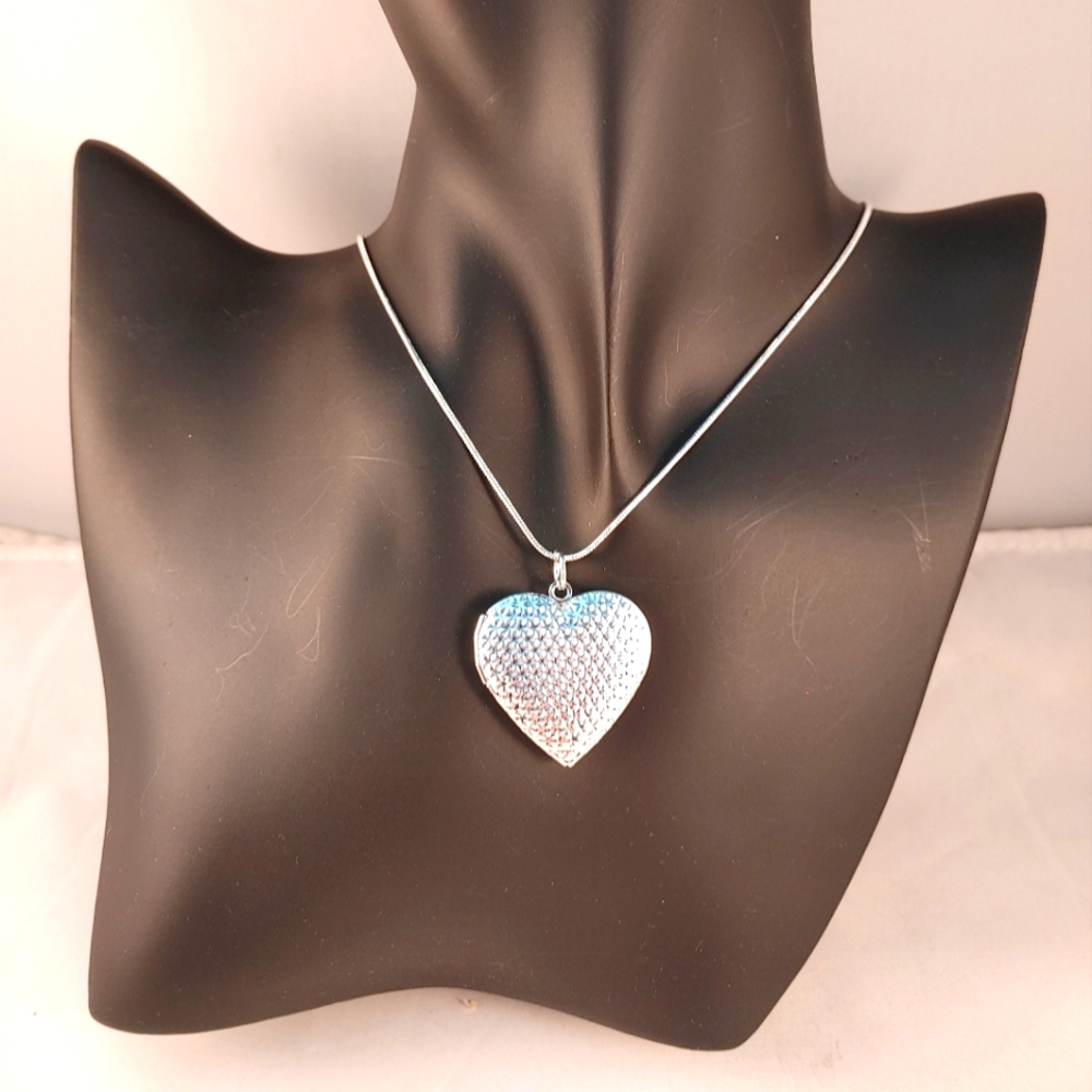 NWOT sterling silver heart shape necklace